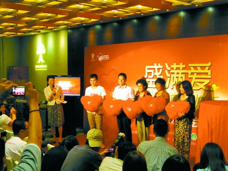 民間力量共推免費午餐 拍賣名人午餐資助數(shù)萬孩子